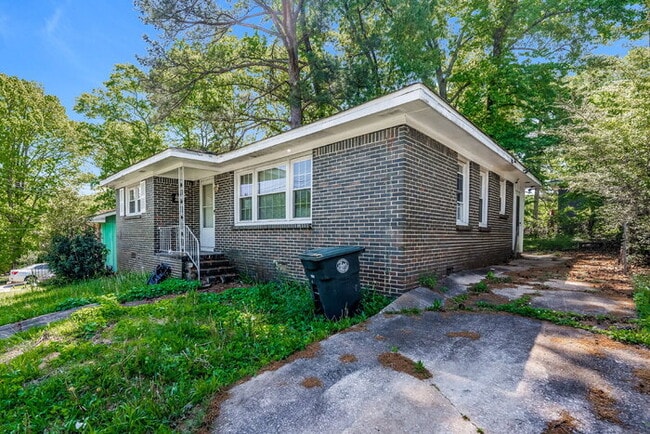 Building Photo - “Freshly Renovated 3BR w/ Fenced Yard – Pe...