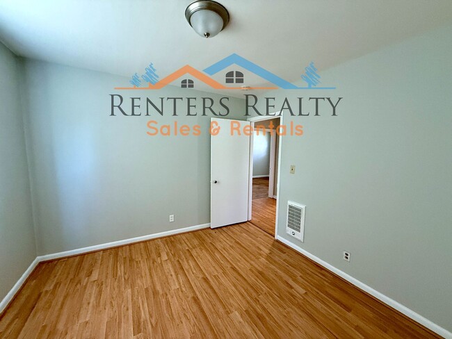 Building Photo - 3 bedroom house with Fenced Yard