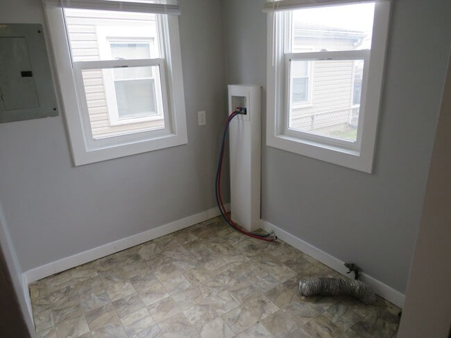 Building Photo - New listing 3 Bedroom Home!!