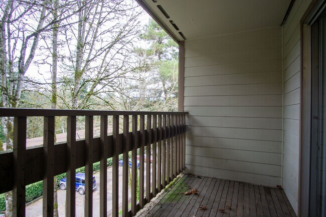 Building Photo - FREE RENT + Bonus $$$: Nicely Updated Top Floor Corner 2-Bdr Near OHSU w/Private Balcony!