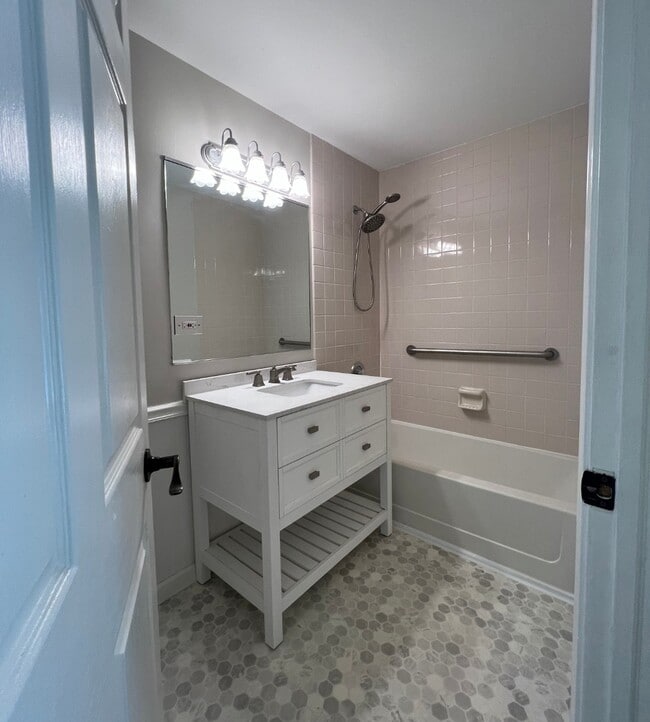 Building Photo - 7 Ashbury Ln E