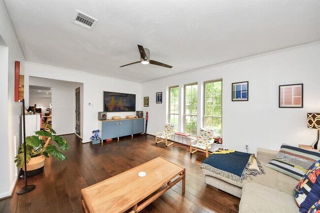 Building Photo - 403 Lakeside Estates Dr