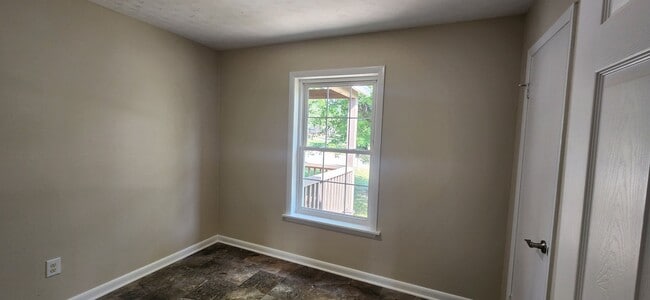 Building Photo - Right in the heart of Crossville *Complete...