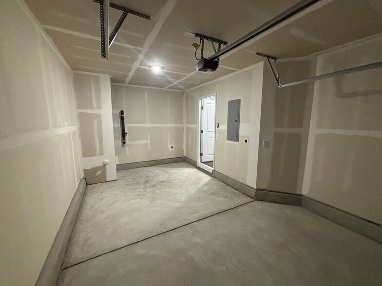 Building Photo - Room in Townhome on Gypsum Dr