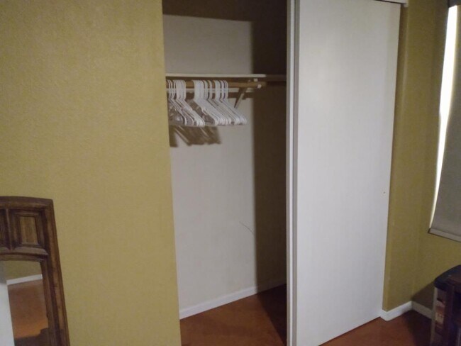 Building Photo - 1327 E Pierce St