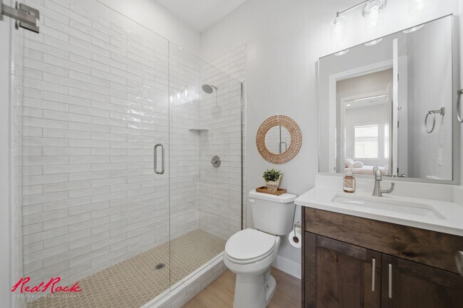 Building Photo - 4 Bedroom Home with Gorgeous Views