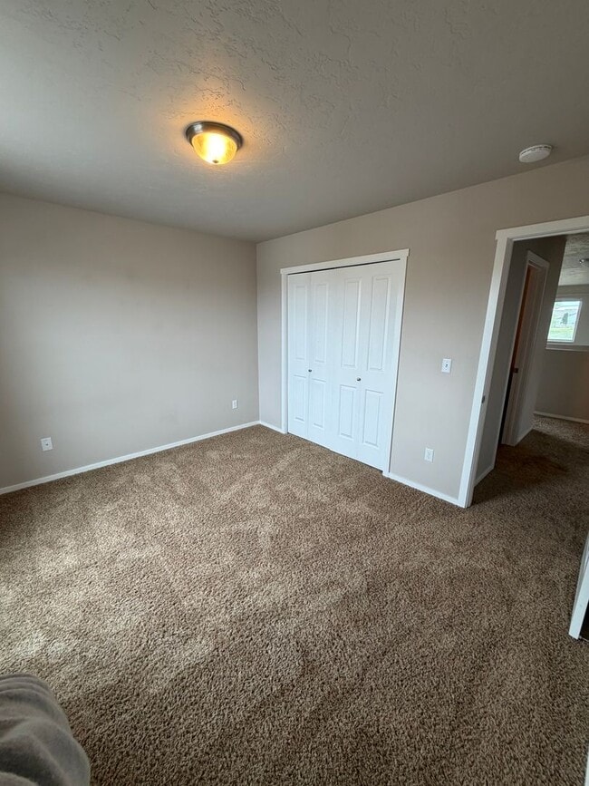 Building Photo - Check out our move in special on this charming Very Spacious 2-Story Home for Rent in Pasco, WA!
