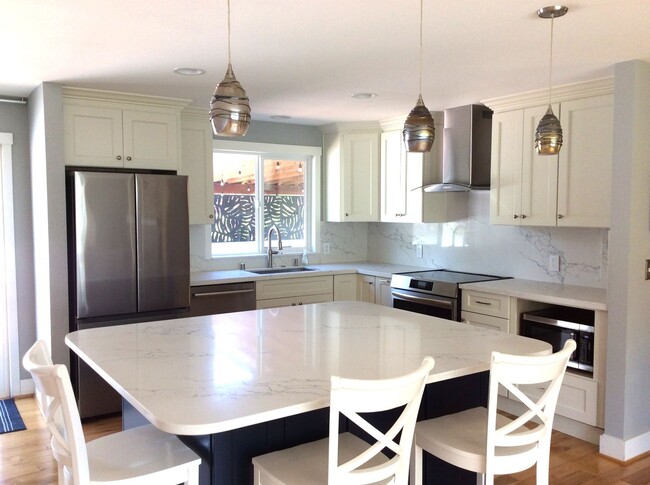 Building Photo - Fabulous 4 Bedroom/2 Bath Home! Available ...