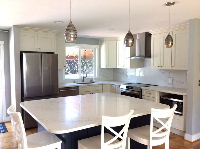 Building Photo - Le and Delisi - Bellevue Duplex