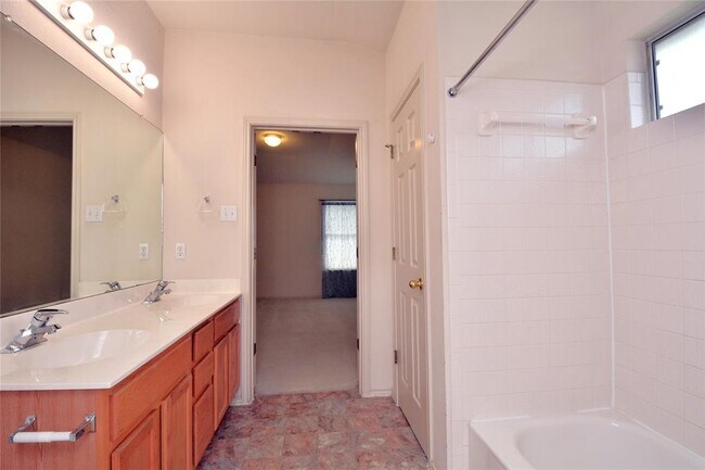 Building Photo - 718 Settlement St