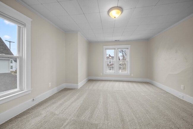 Building Photo - 1033 Helen St NE