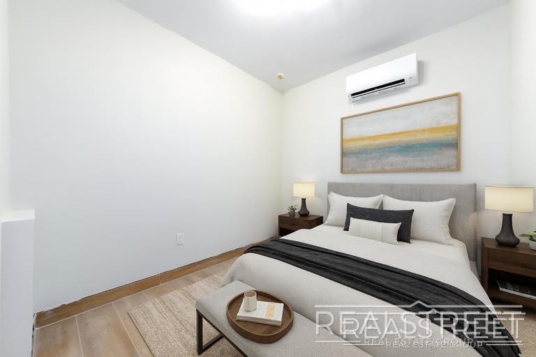Building Photo - Spacious 5-Bedroom, 2-Bath Duplex in Prime...