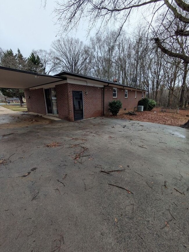 Building Photo - 3BD/2.5BA Single Family Home in Conover, NC