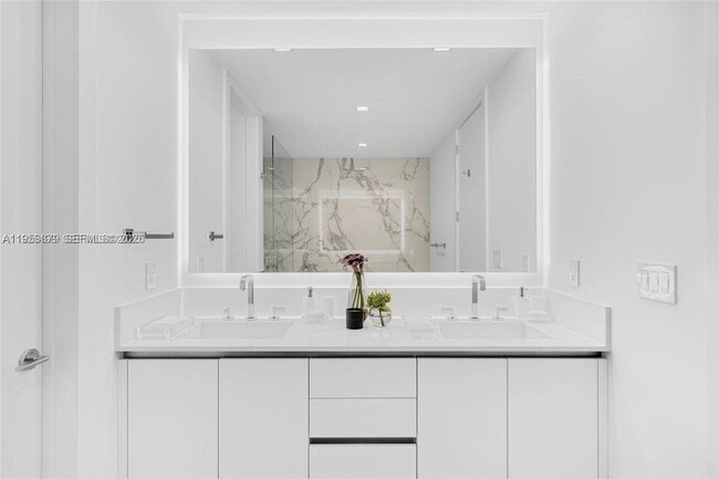 Building Photo - 100 South Pointe Dr