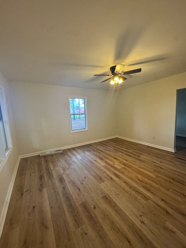 Building Photo - 3 Bed / 1 Bath between Jonesboro and Lake ...