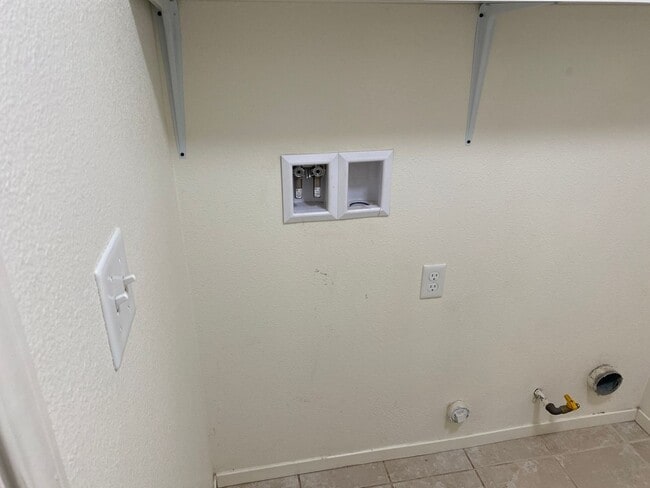 Building Photo - Tulare