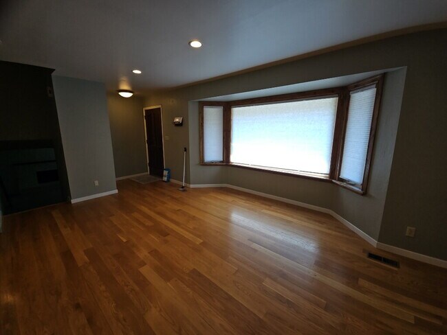 Building Photo - Spacious 4-Bedroom Home with Mountain View...