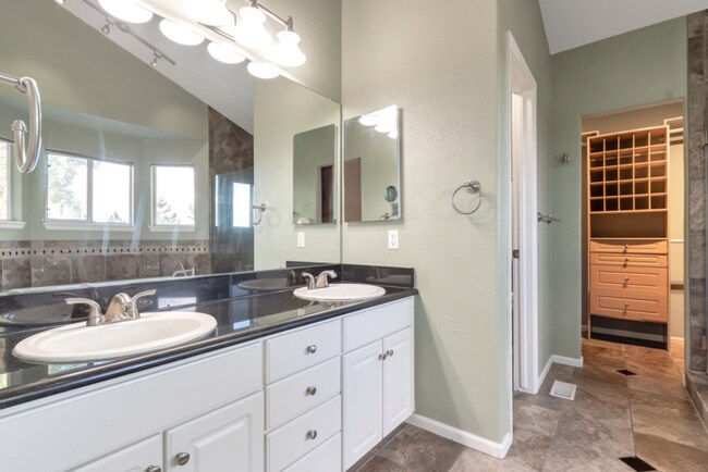 Building Photo - Charming 6 beds 3 baths in Denver!