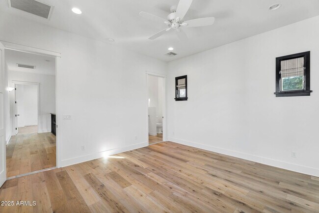 Building Photo - 4901 E Amelia Ave