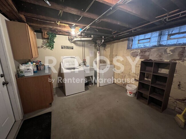 Building Photo - Spacious Upper-Level Duplex in the Heart of South Minneapolis.