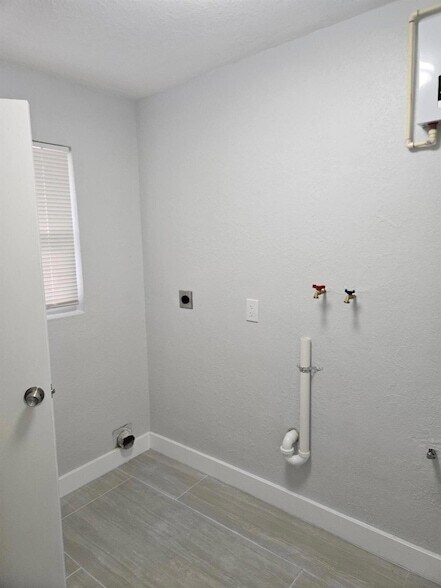 Building Photo - 2010 NE 33rd St