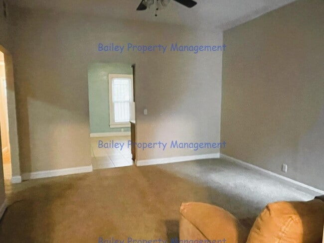 Building Photo - 537 E Oak St
