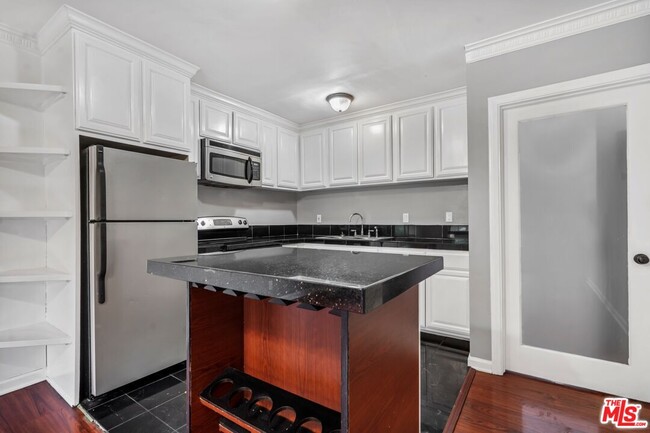 Building Photo - 6226 3/4-6224 De Longpre Ave