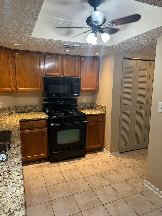 Building Photo - 7024 Somerset Cir