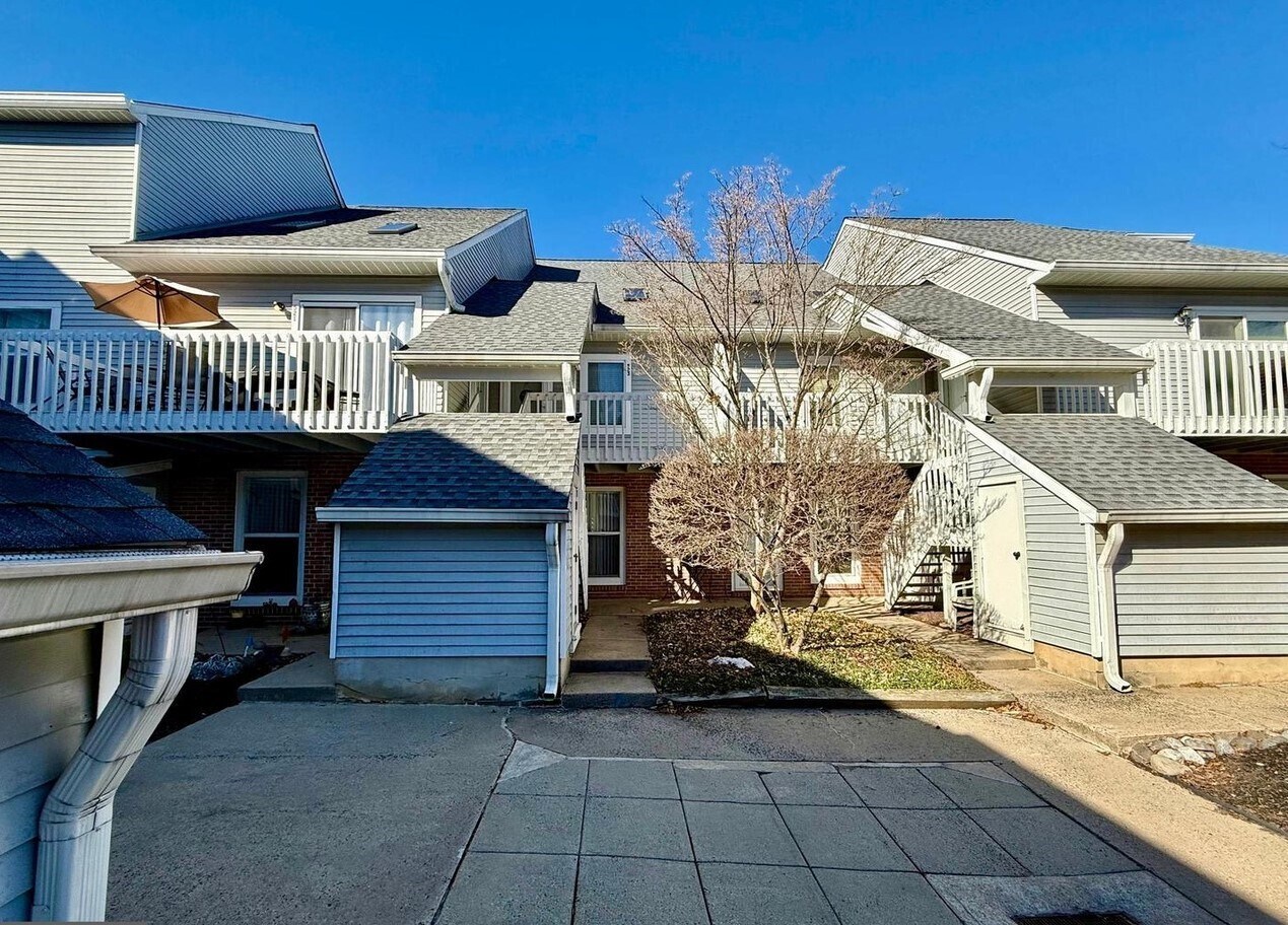 Building Photo - 523 Park Place Dr