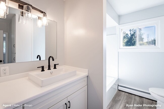 Building Photo - Downtown Rockford Single Family Home on White Pine Trail