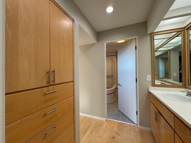 Building Photo - Breathtaking views of Chuckanut Bay!!