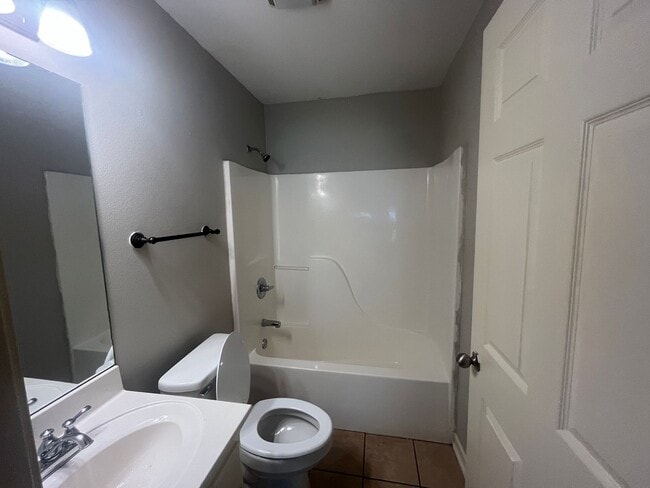 Building Photo - Nice 3 Br. 2 Bath home in Ward