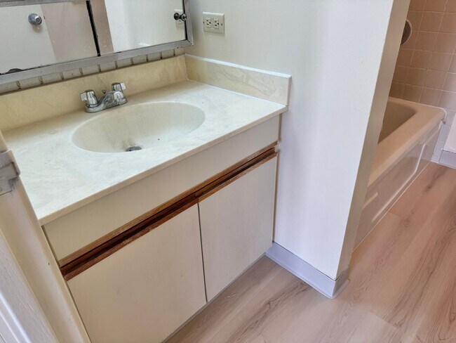 Building Photo - Charming 2 bedroom, 2 bathroom, 1 covered ...