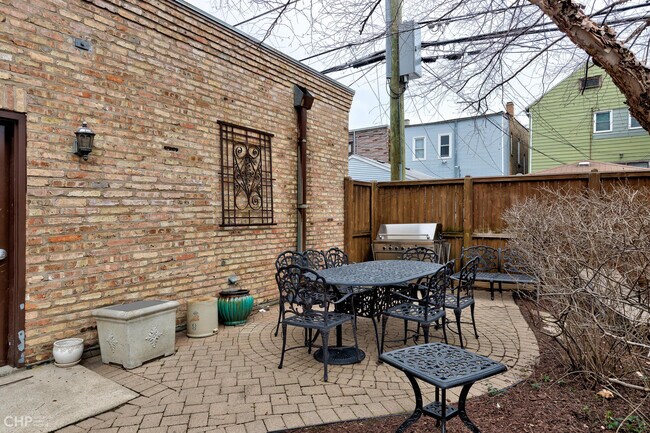 Building Photo - 2663 N Marshfield Ave