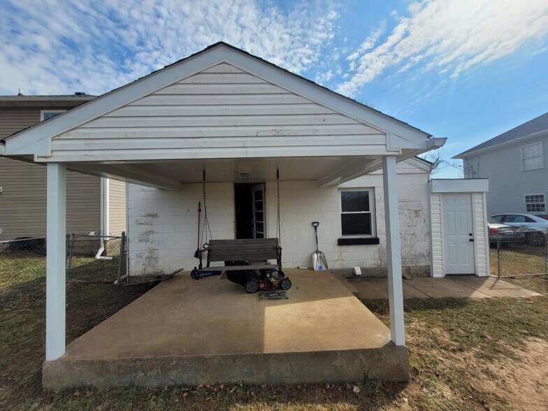Building Photo - 9003 Riley Ave