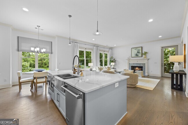 Building Photo - 1742 Helen Dr NE