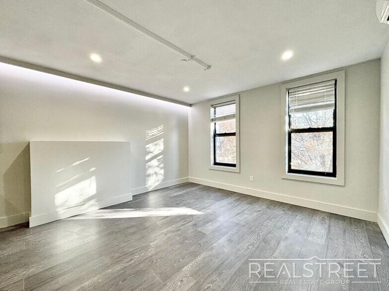 Building Photo - Brand New 1 Bed w Full Kitchen Amenities in Prime Crown Heights