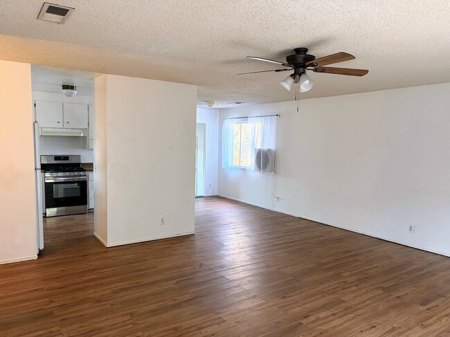 Semi-open floor plan - 170 Westelle Dr