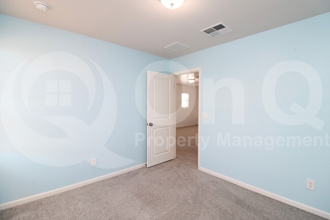Building Photo - 822 N Navajo Ln