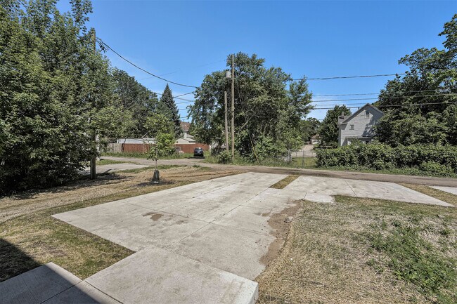 Building Photo - 717 Worden St SE