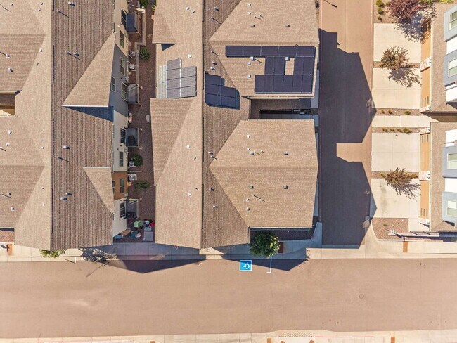 Building Photo - Modern 2 Bedroom, 2.5 Bathroom Townhome with a Loft, Central A/C, Gas Fireplace, and Washer and D...
