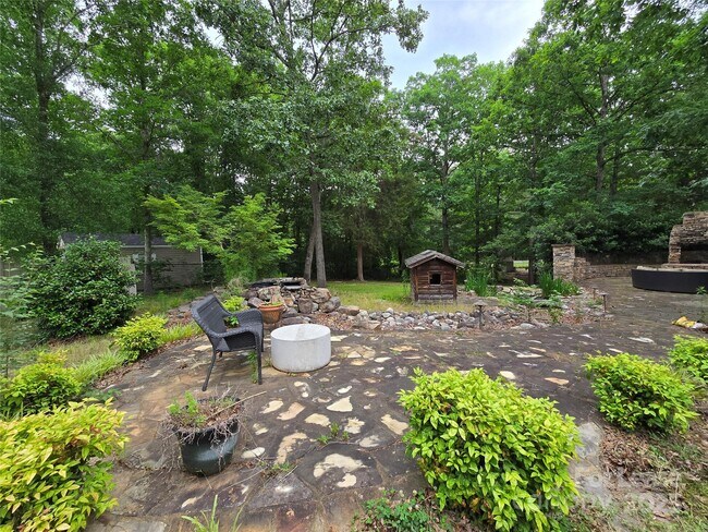 Building Photo - 409 Foxglove Ln
