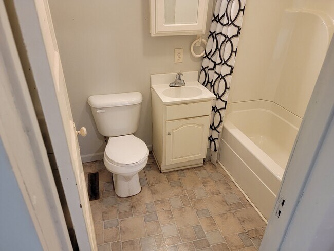 Building Photo - 623 N Topeka St