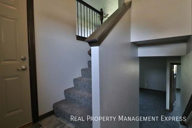 Building Photo - Beautiful 4 bedroom home with fenced in backyard!