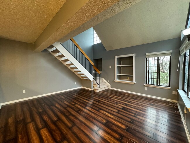 Building Photo - Sophisticated 2 Bed 2 Bath Condo with Loft...