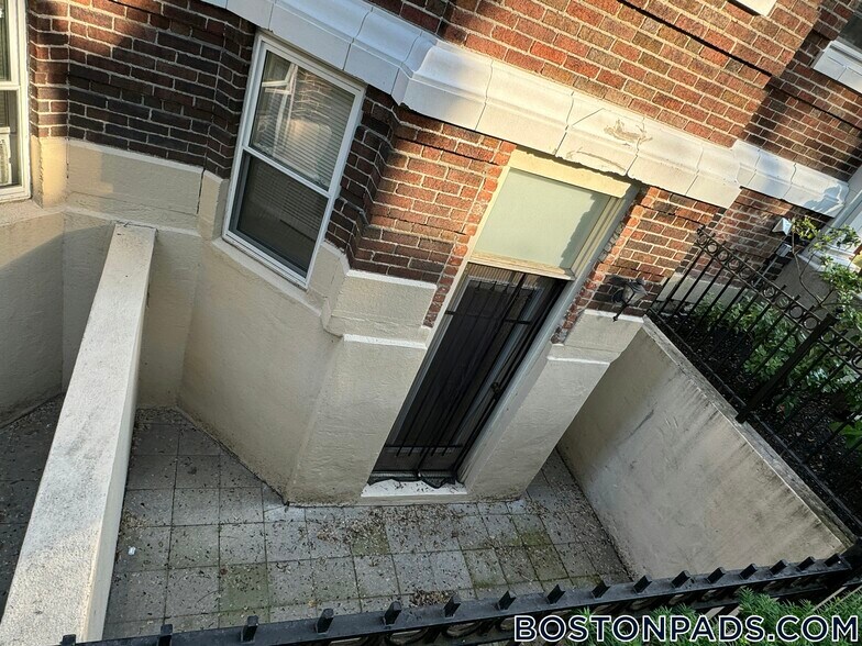 Building Photo - 24 Queensberry St
