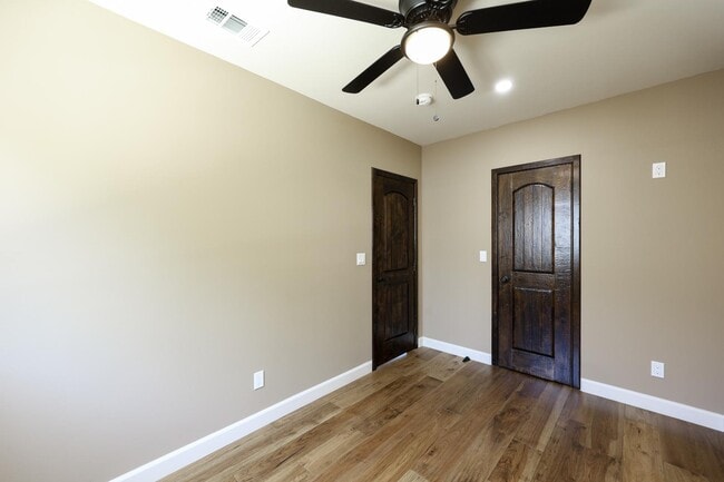 Building Photo - 4960 Vista Pl