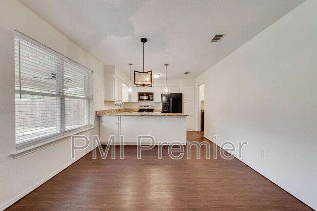 Building Photo - 516 Roberts Dr