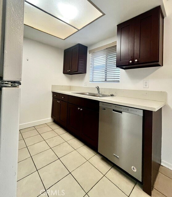 Building Photo - 2429 S Ridgewood Dr