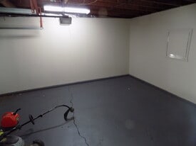 Building Photo - 2505 Maplewood Dr